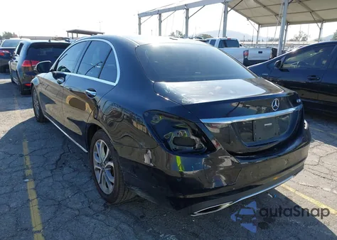 2018 Mercedes-Benz C 300 z USA, uszkodzony, nr VIN 55SWF4JB7JU270618